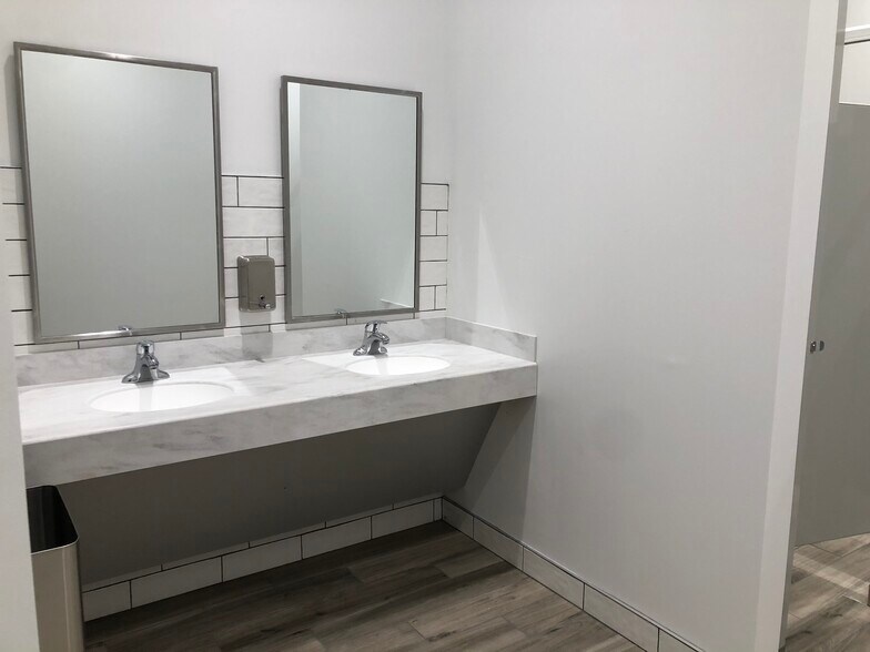 More Photos Of 1020 Enterprise Pkwy, West Jefferson Distribution For Lease