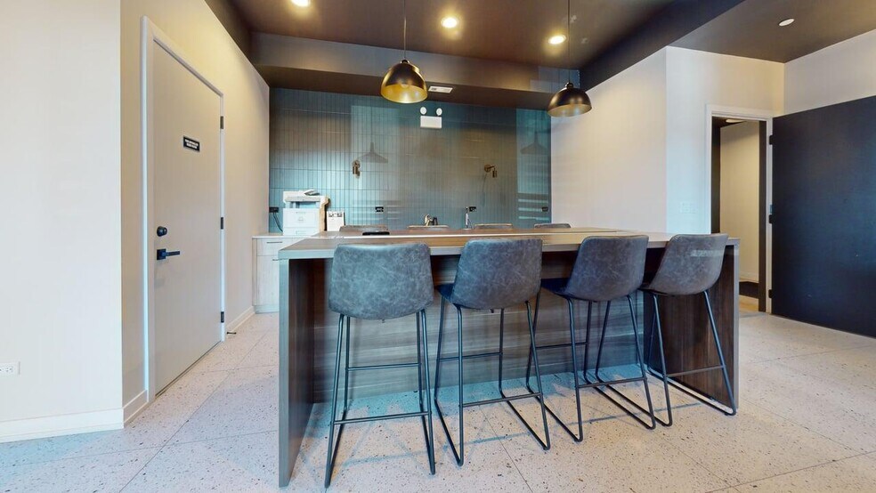 More Photos Of 3421 N Ashland Ave, Chicago Coworking Space