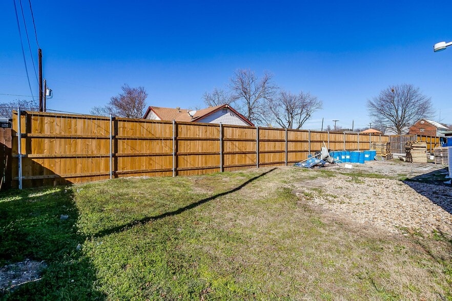 More Photos Of 621 Cow Alley Rd, Waxahachie Showroom For Sale