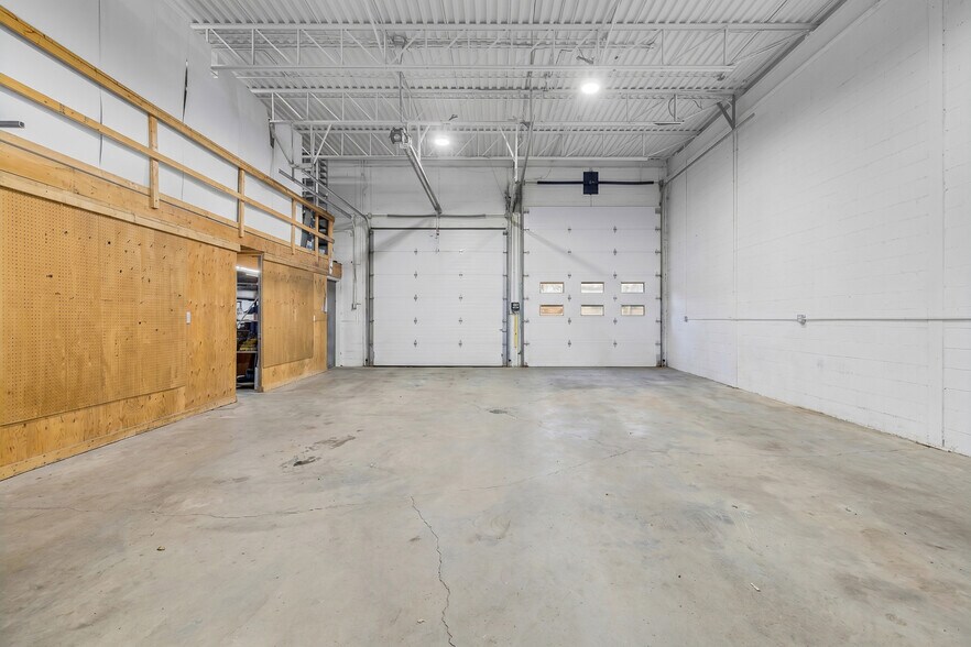 More Photos Of 150 Boul Saint-Martin O, Laval Light Distribution For Lease