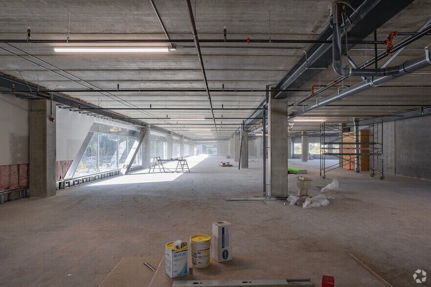 More Photos Of 3855 Wayburne Dr, Burnaby Light Manufacturing For Lease