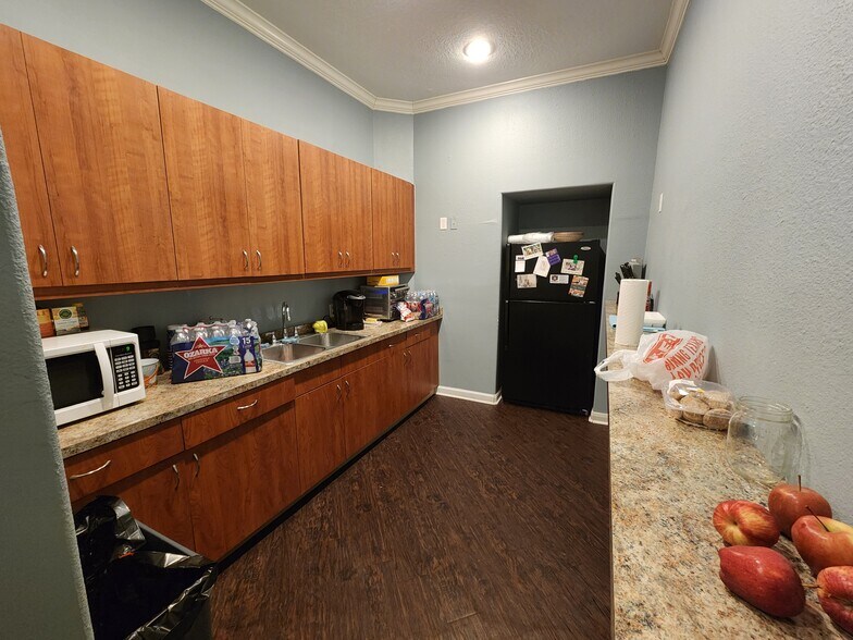 More Photos Of 225 E Edgewood Dr, Friendswood Hospital For Lease