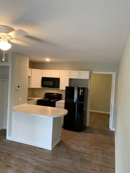 More Photos Of 2001 E 20th St, Hooks Apartments For Sale