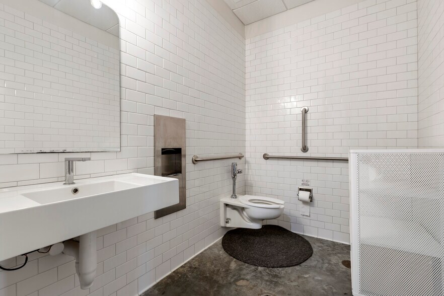 More Photos Of 640 Magazine St, New Orleans Hospitality For Lease