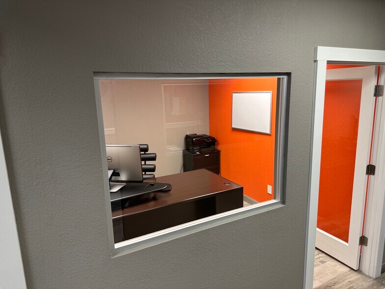 More Photos Of 609 S 4th Ave, Mansfield Showroom For Lease