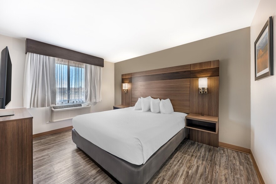 More Photos Of 244 Dos Rios Dr, Junction Hotel For Sale