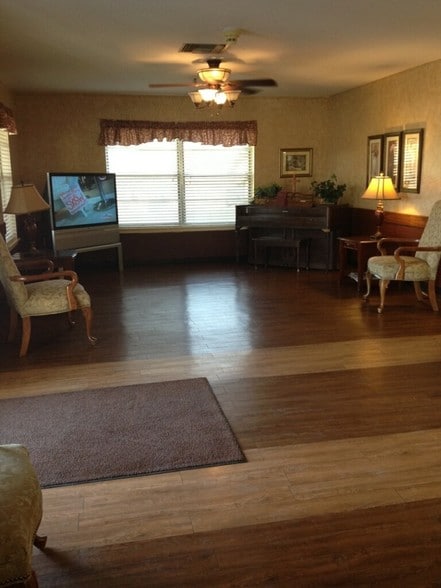 More Photos Of 209 Country Club Dr, Karnes City Rehabilitation Center For Sale