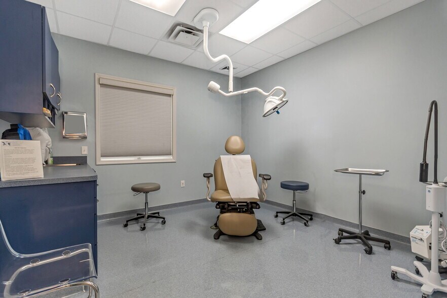 More Photos Of 7641 66th St N, Pinellas Park Medical For Sale