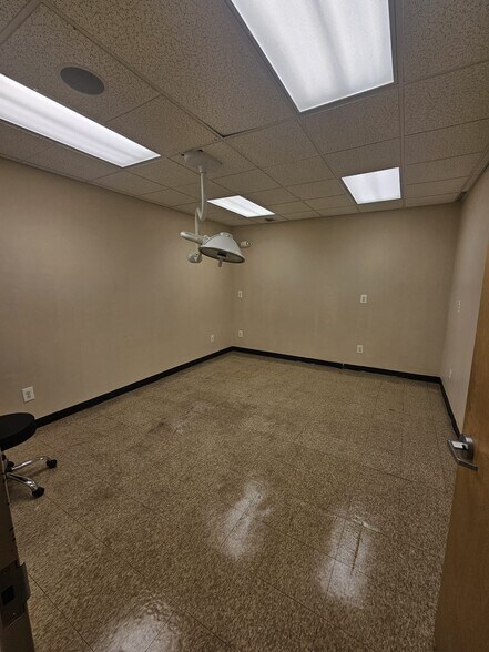 More Photos Of 154 Mineola Blvd, Mineola Storefront Retail Residential For Lease