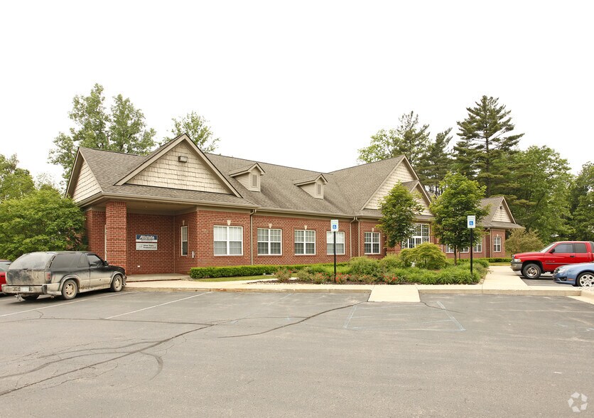 More Photos Of 11750 Highland Rd, Hartland Office For Lease