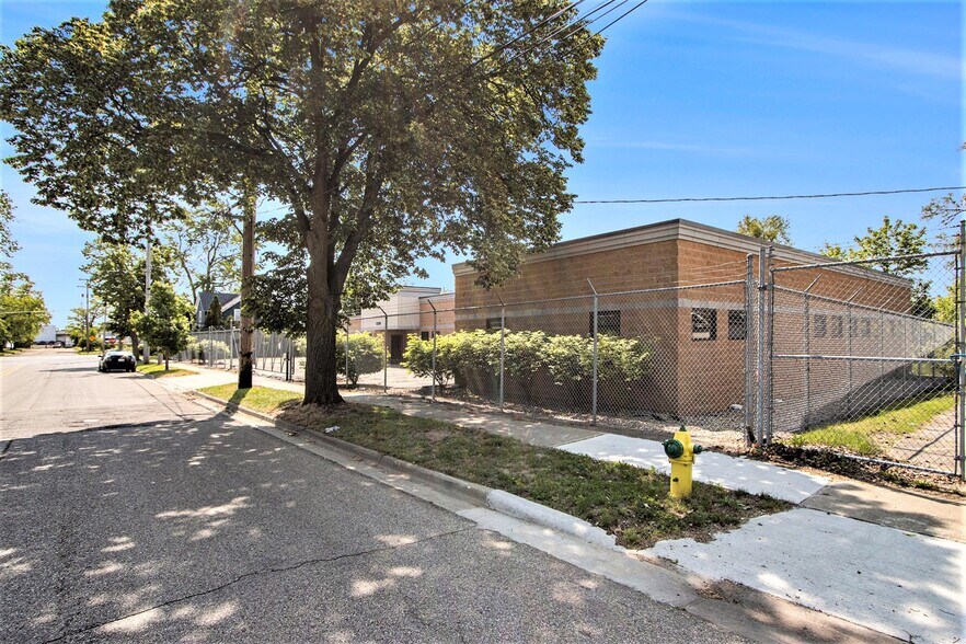 More Photos Of 1206 E Crosstown Pky, Kalamazoo Manufacturing For Lease