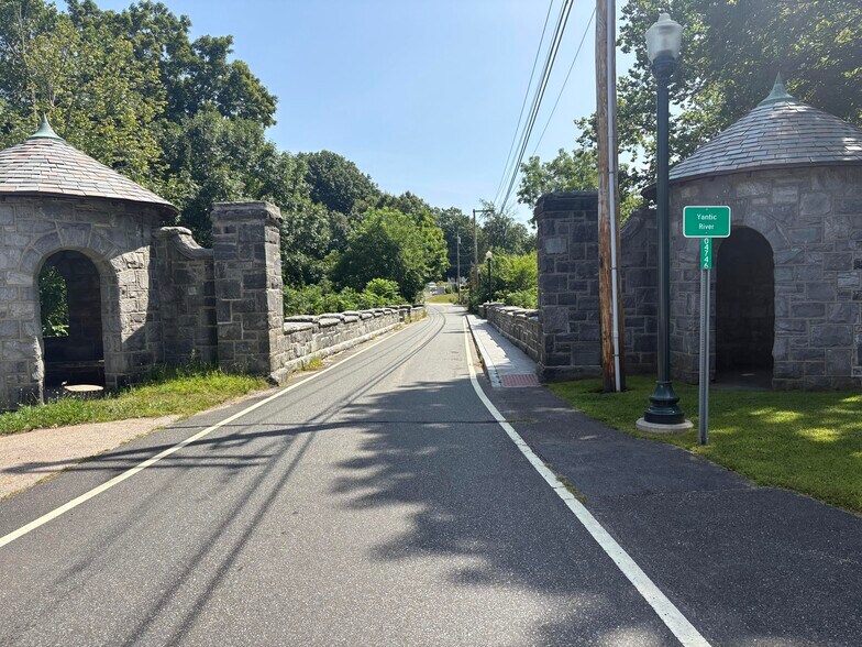 More Photos Of 125 Yantic Rd, Norwich General Retail For Sale