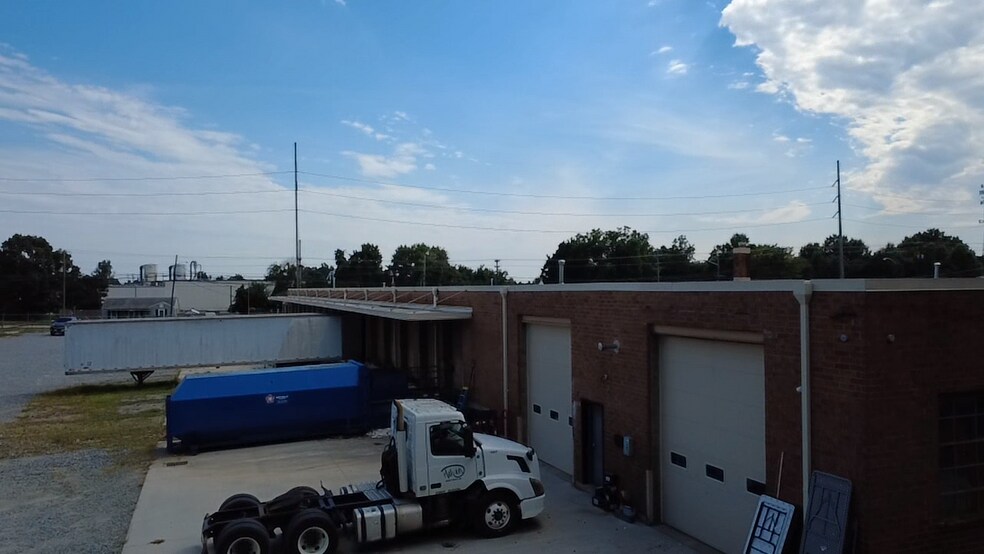 More Photos Of 900-920 W Fairfield Rd, High Point Warehouse For Lease