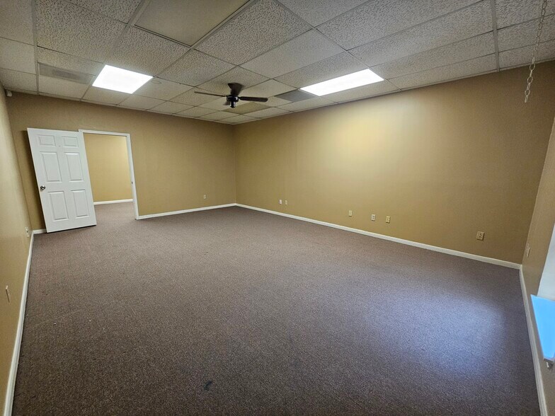 More Photos Of 14741 Pebble Bend Dr, Houston Loft Creative Space For Lease