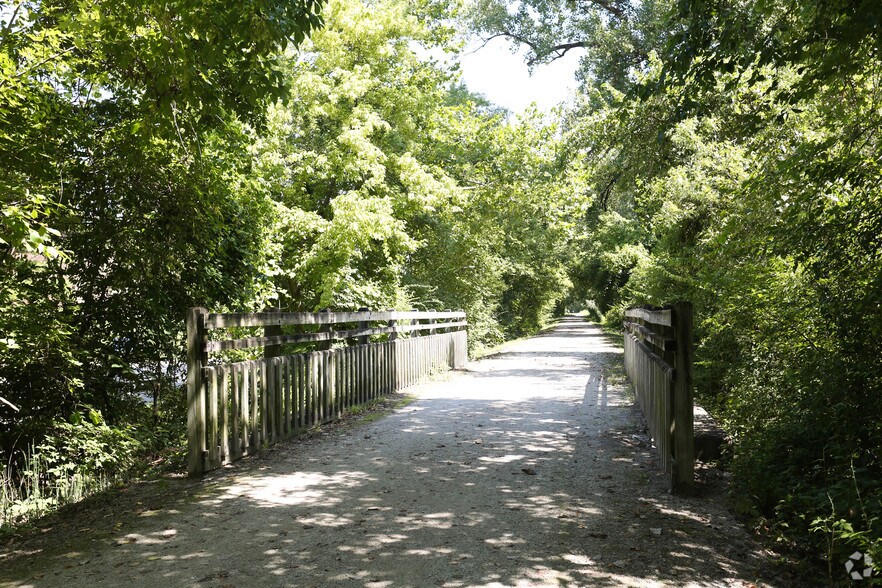 More Photos Of 1520 S 5th St, Saint Charles Unknown For Lease