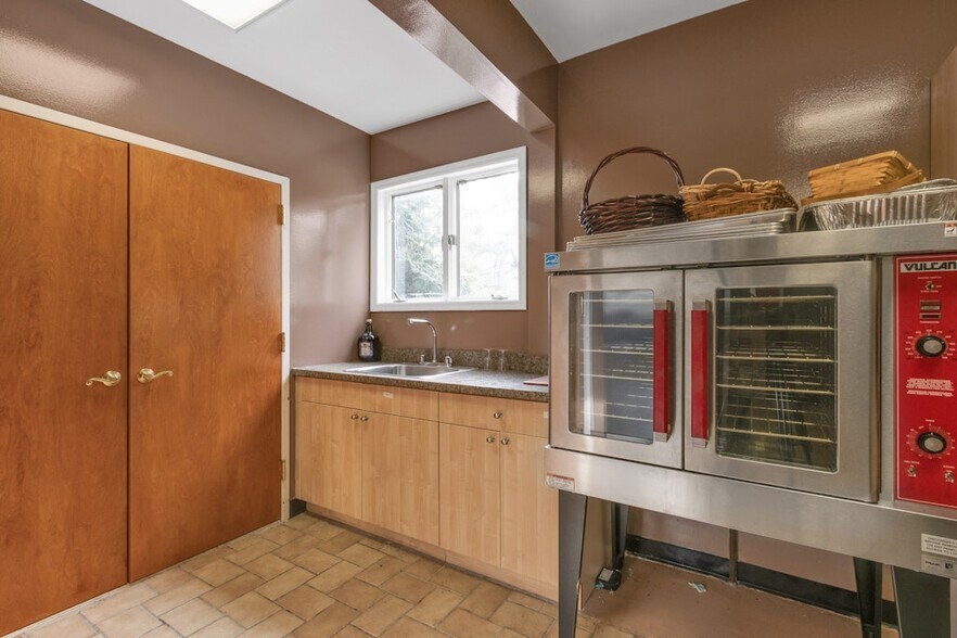 More Photos Of 195 W Clarkstown Rd, New City Specialty For Sale