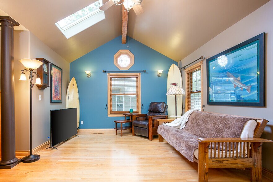 More Photos Of 313 1st Ave, Laurel Office For Sale