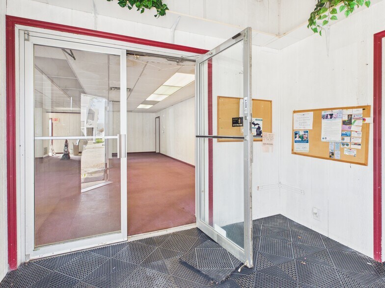 More Photos Of 3164 Lewis Ave, Ida Freestanding For Lease