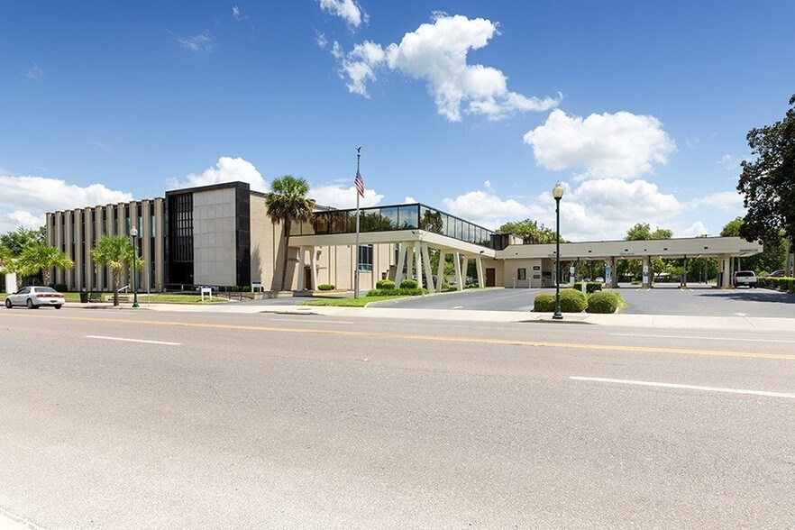 More Photos Of 201 S Ohio Ave, Live Oak Bank For Lease