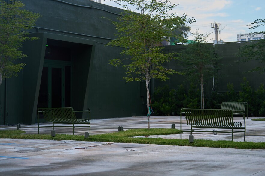 More Photos Of 297-299 NW 23rd St, Miami Bar For Lease