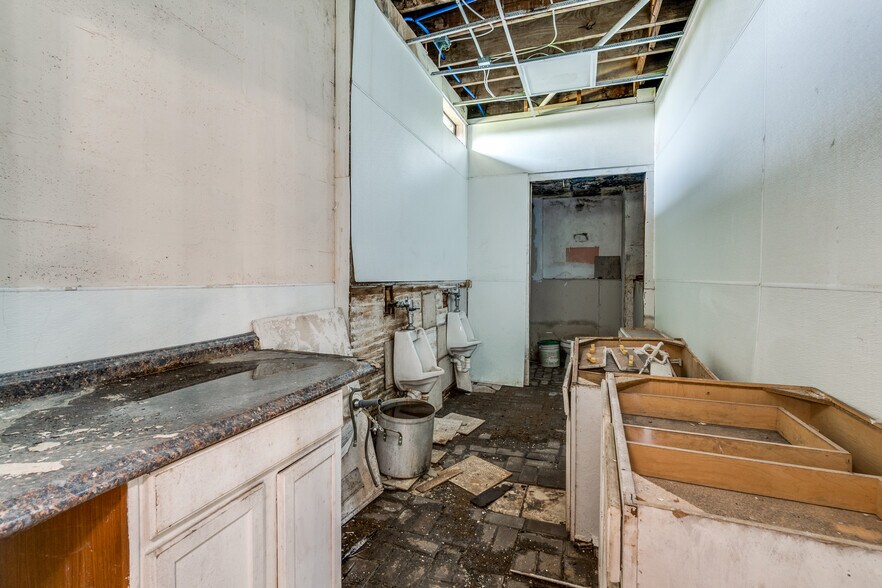 More Photos Of 1420 Martin Luther King Jr Blvd, Dallas Medical For Sale