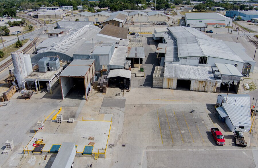 More Photos Of 650 Avenue R SW, Winter Haven Distribution For Sale