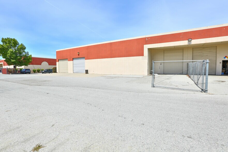 More Photos Of 255 Apollo Way, Hollister Warehouse For Lease