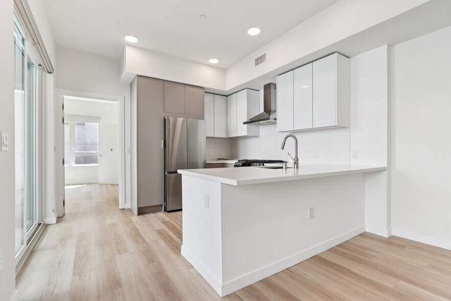 More Photos Of 9900 Venice Blvd, Culver City Apartments For Lease