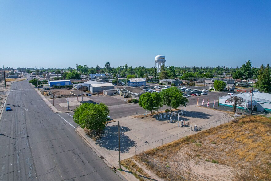 More Photos Of 695 Atwater Blvd, Atwater General Retail For Sale