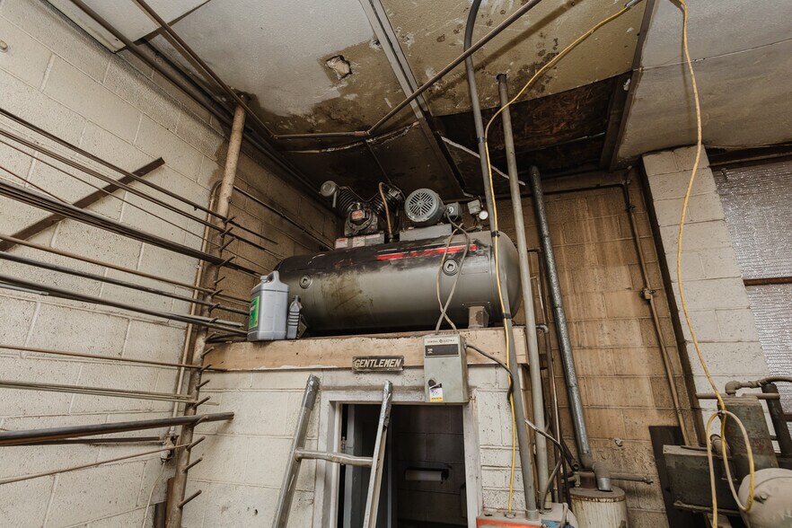 More Photos Of 410 N Commercial Ave, Sedgwick Storefront For Sale