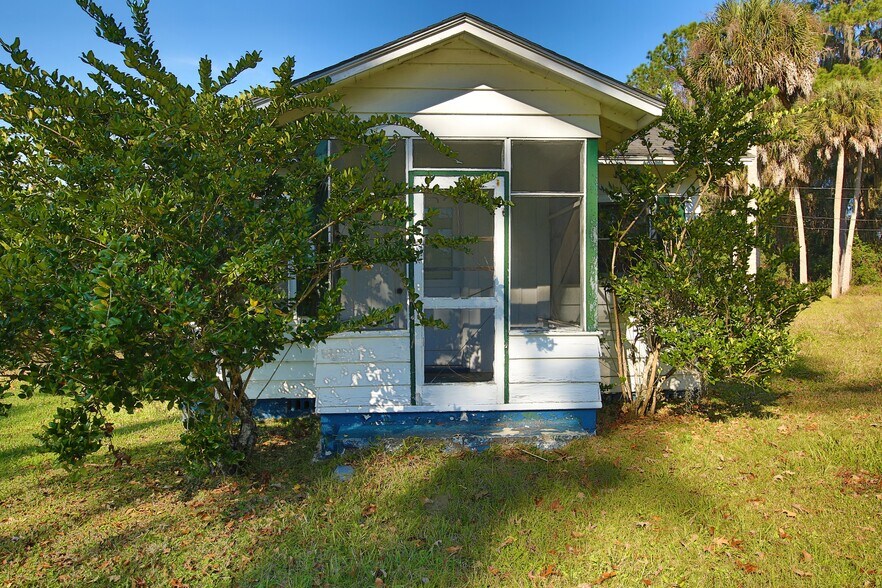 More Photos Of 18585 N US Highway 441, Reddick Hotel For Sale