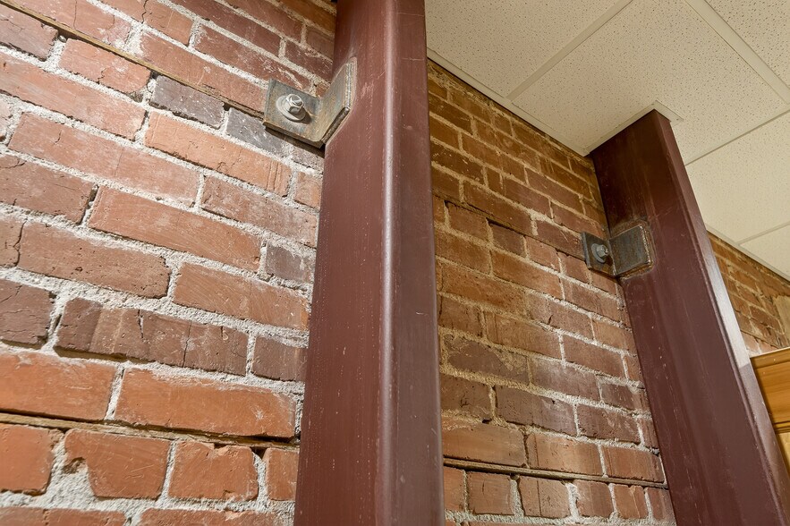 More Photos Of 700 E 1st St, Newberg Storefront Retail Residential For Sale