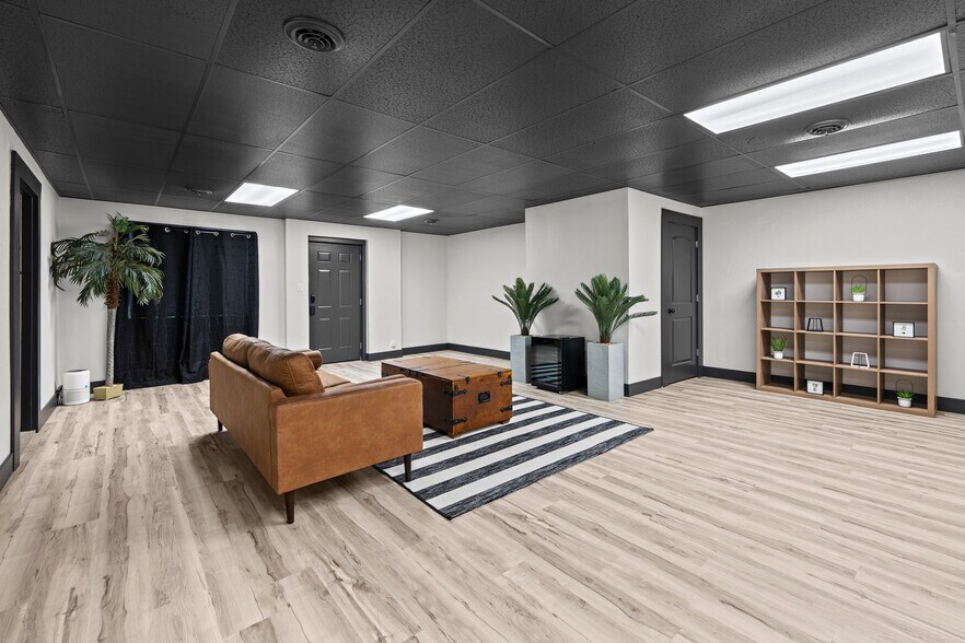 More Photos Of 2400 24th St, Rock Island Office Residential For Lease