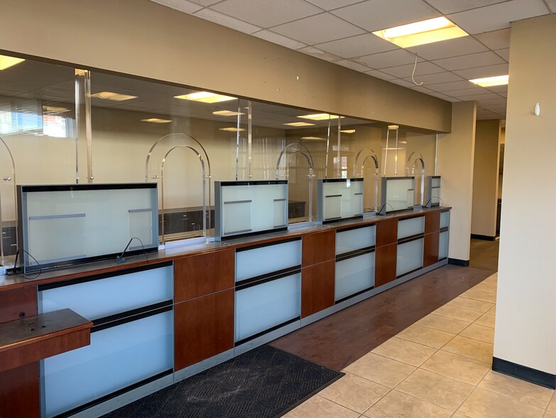 More Photos Of 3948-3954 N Sheridan Rd, Chicago Bank For Lease