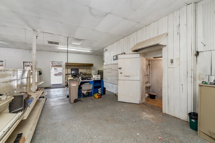 More Photos Of 1470 S Jefferson Ave, Cookeville Showroom For Sale