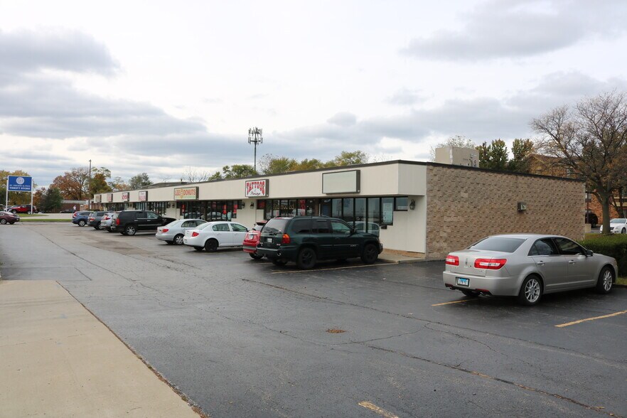 More Photos Of 116-134 Peterson Rd, Libertyville Unknown For Lease