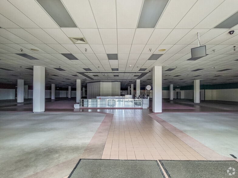 More Photos Of 2929-2951 Thousand Oaks Dr, San Antonio Storefront For Lease