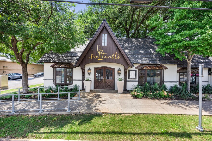 More Photos Of 425 E Main St, Fredericksburg Restaurant For Sale