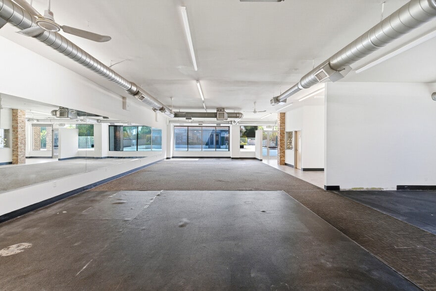 More Photos Of 215 S Citrus Ave, Covina Storefront For Lease