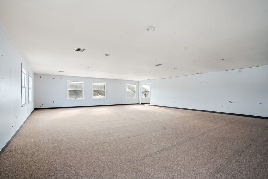 More Photos Of 234 Main St, Lincoln Park Storefront Retail Office For Lease