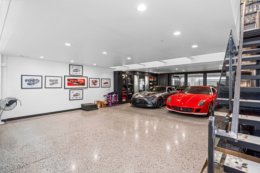 More Photos Of 135 W Speed Way, Pontiac Showroom For Sale