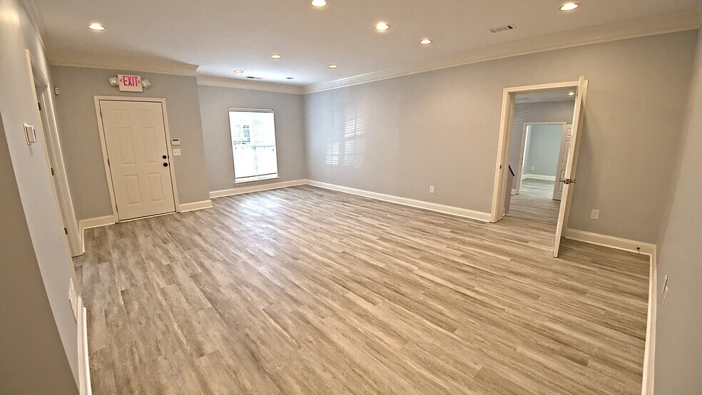 More Photos Of 239-243 River Park North Dr, Woodstock Medical For Sale