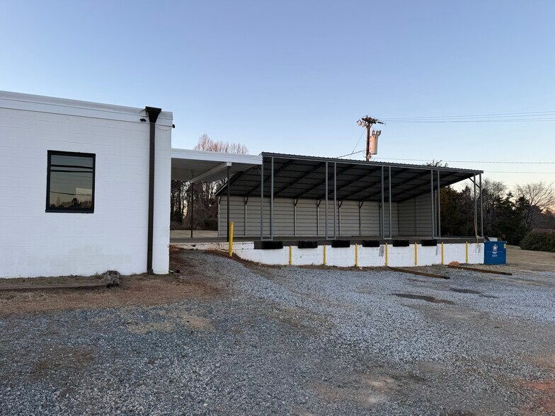 More Photos Of 630 Trindale Rd, Trinity Warehouse For Lease