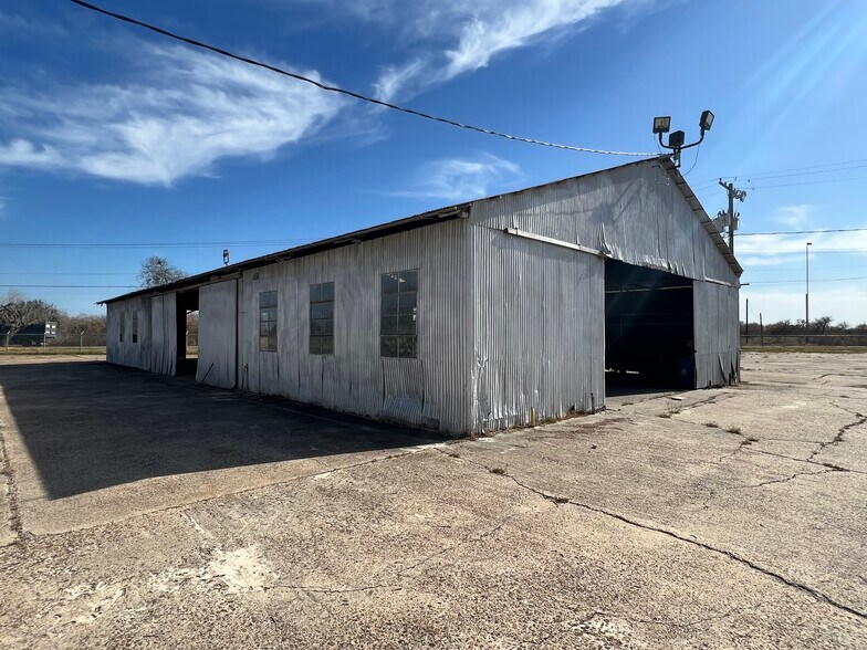 More Photos Of 917 U.S. 77, Sinton Manufacturing For Sale