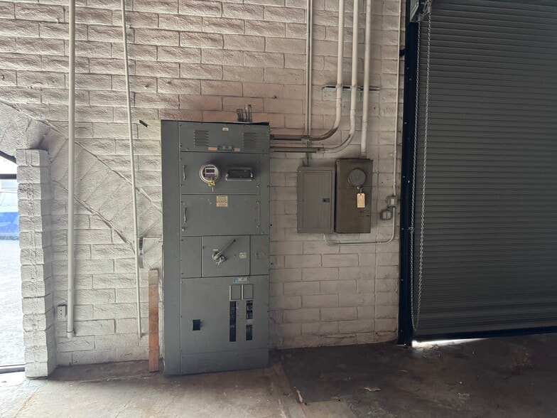 More Photos Of 18334 Eddy St, Northridge Warehouse For Sale