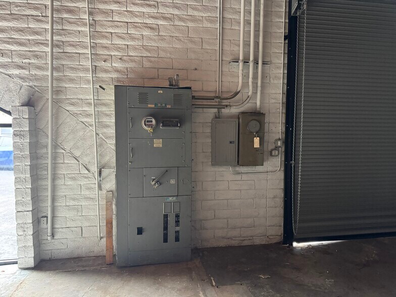 More Photos Of 18334 Eddy St, Northridge Warehouse For Sale