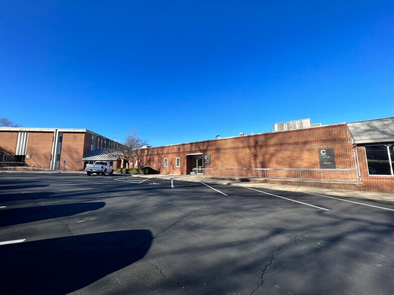 More Photos Of 624 Quaker Ln, High Point Office For Sale