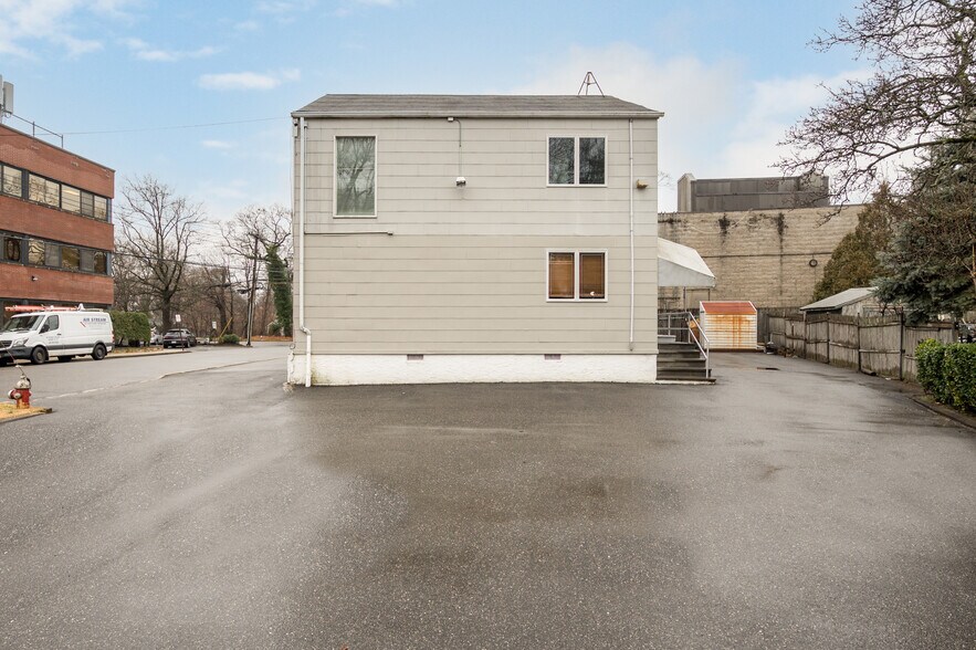 More Photos Of 62 Glen Cove Rd, Roslyn Heights Storefront Retail Office For Lease