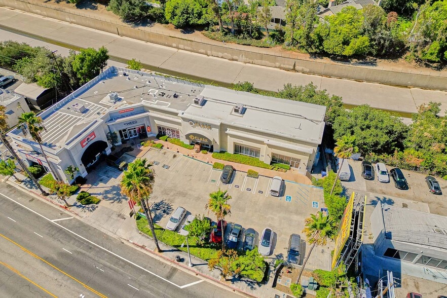 More Photos Of 11555-11561 Ventura Blvd, Studio City Storefront For Lease