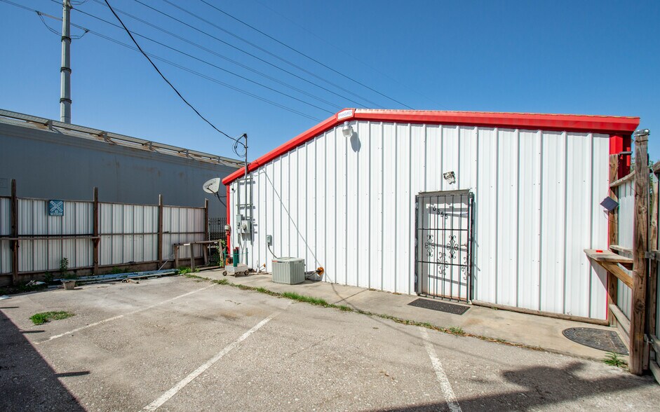More Photos Of 6555 Navigation Blvd, Houston Warehouse For Lease